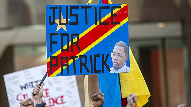 V ulicch michiganskho msta Grand Rapids lid protestovali proti policejnmu zsahu vi Patricku Lyoyovi. (12. dubna 2022)