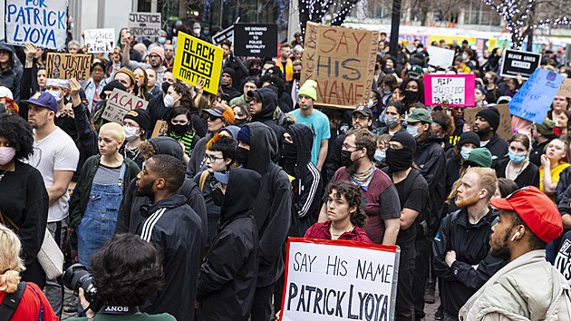 V ulicch michiganskho msta Grand Rapids lid protestovali proti policejnmu zsahu vi Patricku Lyoyovi. (13. dubna 2022)