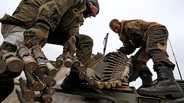 Příslušníci proruských jednotek nakládají munici do obrněného transportéru během bojů v Mariupolu. (12. dubna 2022)