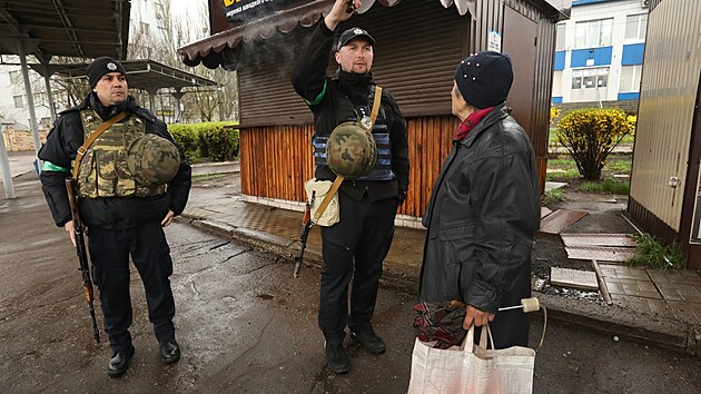 Policist v ukrajinskm Kramatorsku pomhaj lidem s evakuac. (14. dubna 2022)
