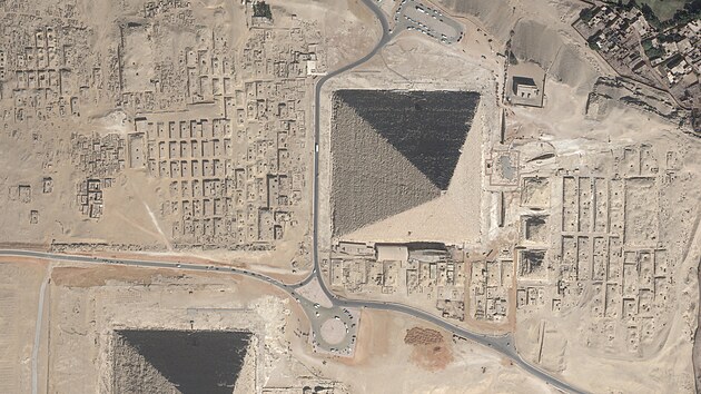 Satelitn snmek zachycuje st pyramidovho pole v egyptsk Gze, na nm jsou vidt pyramidy panovnk 4. dynastie Chufua (ecky Cheops) a Rachefa (dole). Oba vldli ped 4,5 tisci let. Na snmku vpravo dole je arel Velk Sfingy.
