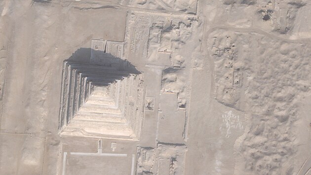Nejzn�m�j�� pam�tkou na poh�ebi�ti v Sakk��e je obrovsk� pyramidov� komplex panovn�ka D�osera, jemu� dominuje slavn� Stup�ovit� pyramida. Architektem m�sta je nem�n� slavn� Imhotep, jeho� hrobka dosud nebyla nalezena. Are�l s rozs�hl�m podzem�m je�t� ani zdaleka nebyl prozkouman�, archeologov� zde maj� pr�ci na dal�� des�tky let.