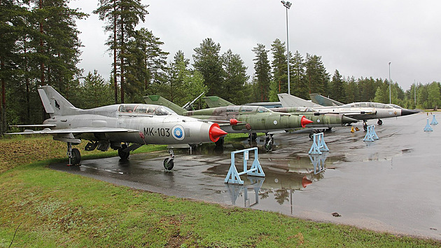 Letouny MiG-21 a Saab J 35 Draken ve vce verzch a v barvch finskho letectva (muzejn exponty)