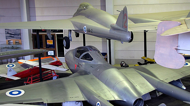 Dvojice stroj de Havilland Vampire v barvch finskho letectva, dole je dvoumstn cvin verze (muzejn exponty).