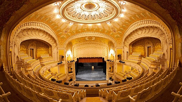 Interiér operní budovy ve Vichy. Hlediště pojme skoro tisíc pět set diváků.