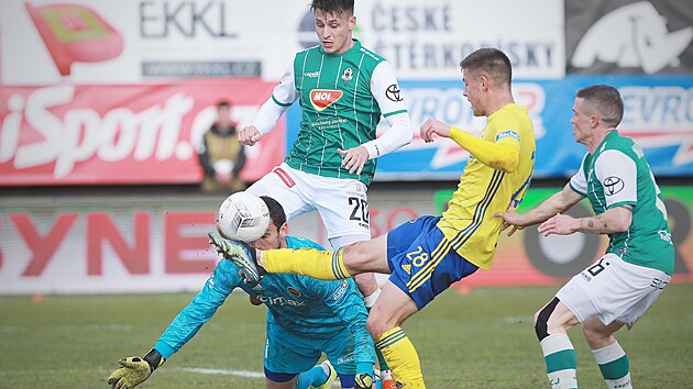 Zlnsk obrnce Jakub Kol odkopv m ped brankem Matejem Rakovanem a jabloneckmi Janem Silnm a Tomem Malnskm.