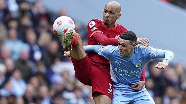 Liverpoolsk zlonk Fabinho (vlevo) odehrv m ped Philem Fodenem z Manchesteru City.