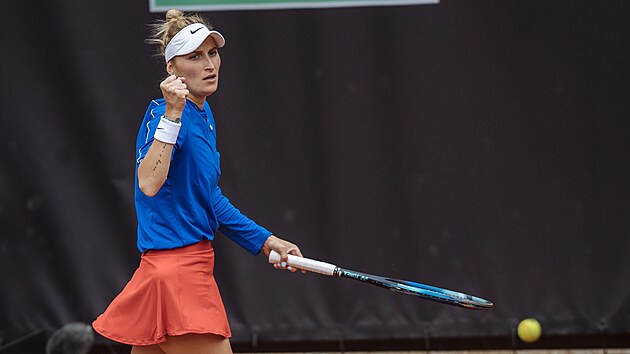 Česká tenistka Markéta Vondroušová se raduje ze získaného fiftýnu v kvalifikačním utkání Poháru Billie Jean Kingové proti Britkám.