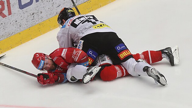 2. utkání finále hokejové extraligy, Třinec - Sparta.
Petr Vrána z Třince (vlevo) a David Němeček ze Sparty v souboji