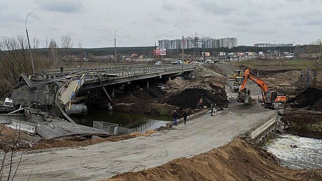 Ukrajinci spojili Kyjev s Irpiní a dalšími obcemi pomocí provizorního mostu. (10. dubna 2022)