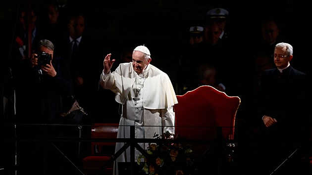 Pape Frantiek se zastnil obadu kov cesty u mskho Kolosea. (15. dubna 2022)