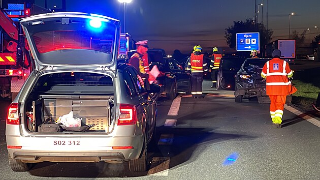 D1 u Prahy zablokovala nehoda pěti aut, pět lidí se lehce zranilo. (16. dubna 2022)