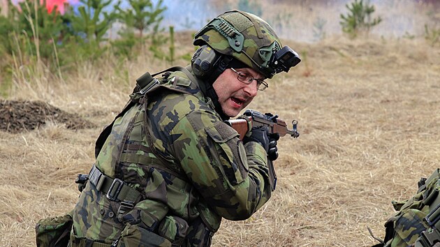 Velitel vyd�v� pokyn ke sta�en� jednotky.