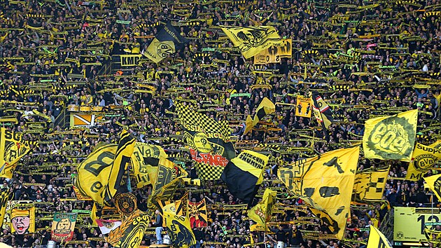 Fanouci Borussie Dortmund pemnili stadion ped utknm s Wolfsburgem ve luto-ern moe.