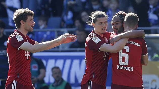 Serge Gnabry (druh zprava) slav se spoluhri z Bayernu Mnichov gl v zpase proti Bielefeldu. Mezi gratulanty je i Joshua Kimmich.