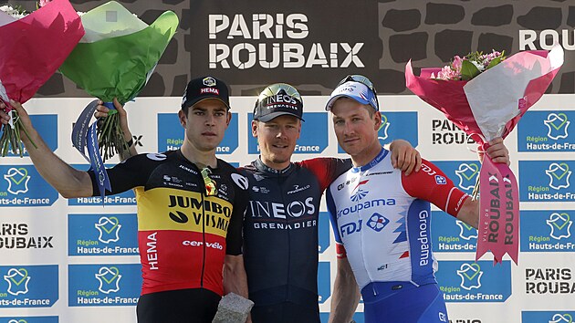 Stupn vtz zvodu Pa-Roubaix. Zleva: Wout van Aert (Jumbo-Visma), Dylan van Baarle (Ineos) a Stefan Kng (FDJ)