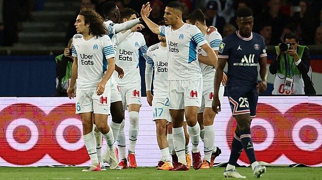 Hri tmu Olympique Marseille slav gl Dujee Caleta-Cara v utkn proti Paris Saint-Germain. Zleva: Matto Guendouzi, Cengiz nder (slo 17) a William Saliba.