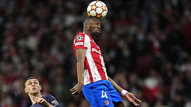 Geoffrey Kondogbia (Atltico) hlavikuje, sleduje ho Phil Foden z Manchesteru City.