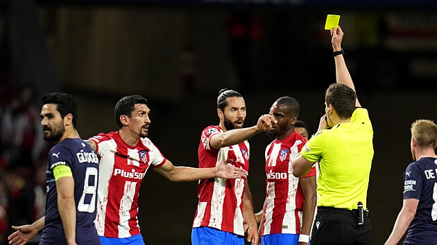Felipe z Atltika Madrid (. 18) protestuje proti lut kart v duelu s Manchesterem City.