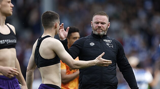 Wayne Rooney děkuje hráčům Derby County za výkon po zápase s QPR.