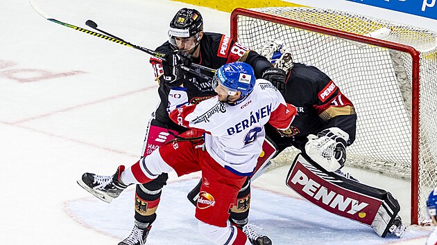 Ond�ej Ber�nek bojuje p�ed n�meckou brankou.