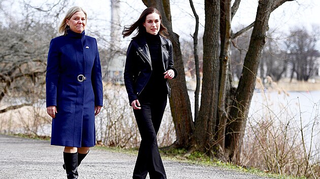 vdsk premirka Magdalena Andersonov (vlevo) a premirka Finska Sanna Marinov jednaly ve Stockholmu o bezpenostn situaci v souvislosti s ruskou invaz na Ukrajinu. (13. dubna 2022)