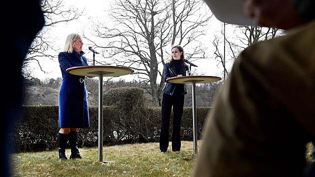 Švédská premiérka Magdalena Andersonová (vlevo) a premiérka Finska Sanna Marinová jednaly ve Stockholmu o bezpečnostní situaci v souvislosti s ruskou invazí na Ukrajinu. (13. dubna 2022)