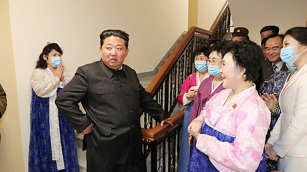 Kim ong-un v dom v nov rezidenn tvrti na behu eky Potchong  v Pchjongjangu (13. dubna 2022)
