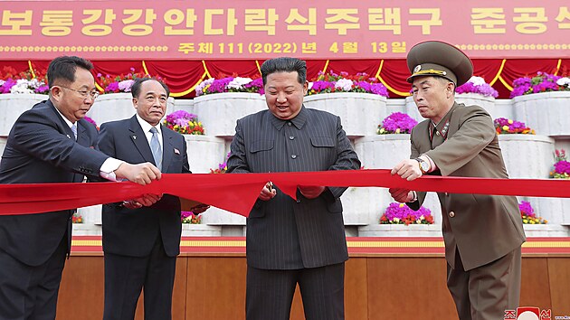 Severokorejsk vdce Kim ong-un bhem ceremonilu k oteven nov rezidenn tvrti na behu eky Potchong v Pchjongjangu (13. dubna 2022)