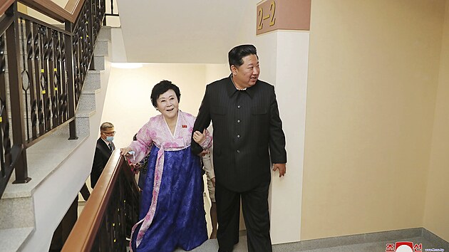 Kim ong-un v novm dom, kter daroval hlasatelce severokorejsk televize Ri chon-hi (13. dubna 2022)