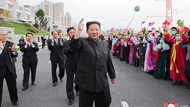 Severokorejsk vdce Kim ong-un bhem ceremonilu k oteven nov rezidenn tvrti na behu eky Potchong v Pchjongjangu (13. dubna 2022)