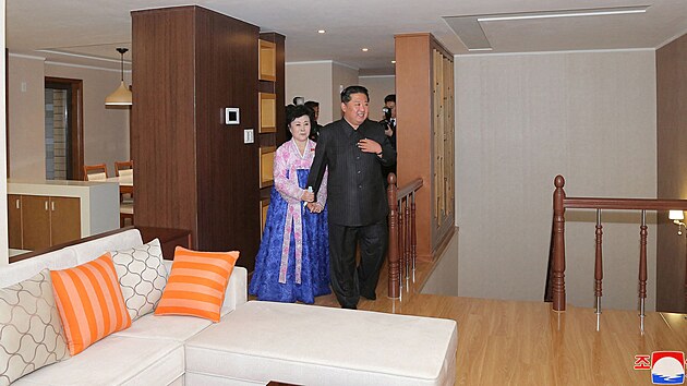 Kim ong-un v novm dom, kter daroval hlasatelce severokorejsk televize Ri chun-hi (13. dubna 2022)