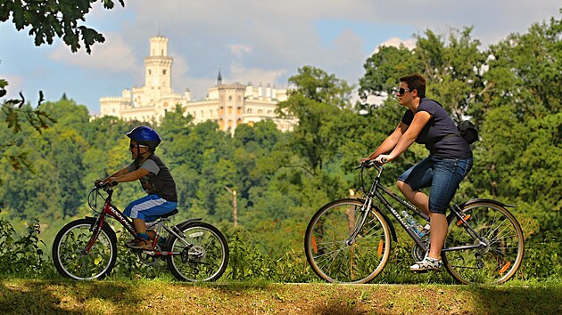 Cyklostezka mezi eskmi Budjovicemi a Hlubokou nad Vltavou je jednou z nejfrekventovanjch tras v Jihoeskm kraji.
