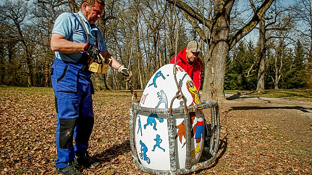 Z�meck� park v Hlubok� nad Vltavou u� zdob� ob�� malovan� kraslice.