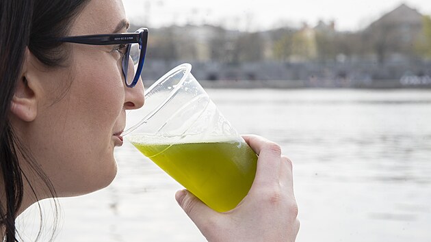 V Praze na nplavce se na Zelen tvrtek pije zelen pivo. (14. dubna 2022)