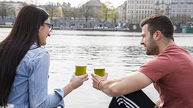 V Praze na nplavce se na Zelen tvrtek pije zelen pivo. (14. dubna 2022)
