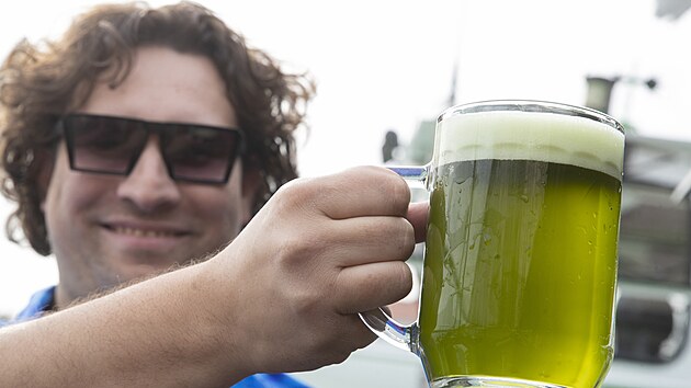 V Praze na nplavce se na Zelen tvrtek pije zelen pivo. (14. dubna 2022)