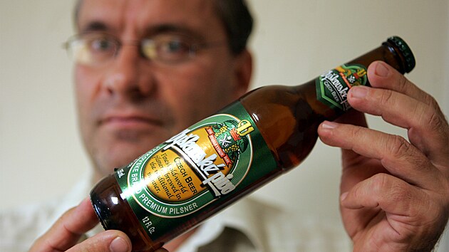 Nkdej vykovsk starosta a exeditel firmy Jihomoravsk pivovary Ji Pios ukazuje lhev piva, kter se prodvala do Ameriky (snmek z roku 2006).