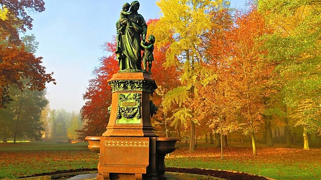 Bronzov souso Matesk lsky na podstavci z letn vdsk uly nalo dstojn msto v parku Jana Palacha.