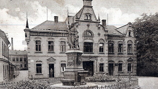Socha Matesk lsky (Mutterliebe) byla slavnostn odhalena v roce 1892.