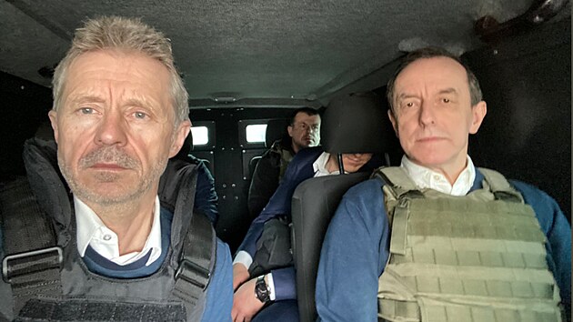 Milo Vystril spolu s marlkem polskho Sentu Grodzkm jedou na Ukrajin automobilem, oba v ochrannch vestch. (14. dubna 2022)