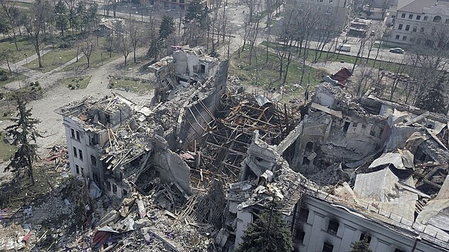 Leteck pohled na divadlo v Mariupolu, kter slouilo jako kryt, znien bombardovnm. (10. dubna 2022)