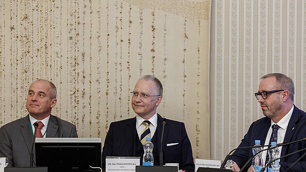 Zleva: editel Vojenskho zpravodajstv Jan Beroun, f BIS Michal Koudelka a editel adu pro zahranin styky a informace Marek imandl na konferenci Aktuln bezpenostn hrozby (11. dubna 2022)