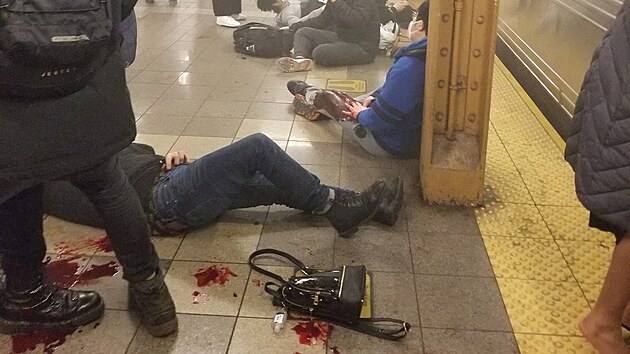 Ve stanici metra v New York došlo k přestřelce. Policisté na místě objevili také výbušná zařízení. (12. dubna 2022)