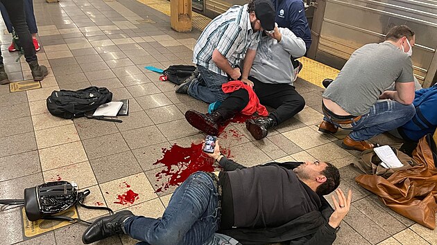 Cestující poskytují první pomoc postřelený lidem v newyorském metru. (12. dubna 2022)