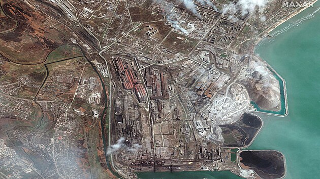 Satelitn snmek ukazuje elezrny a ocelrny  Azovstal v Mariupolu na Ukrajin, (9. dubna 2022)