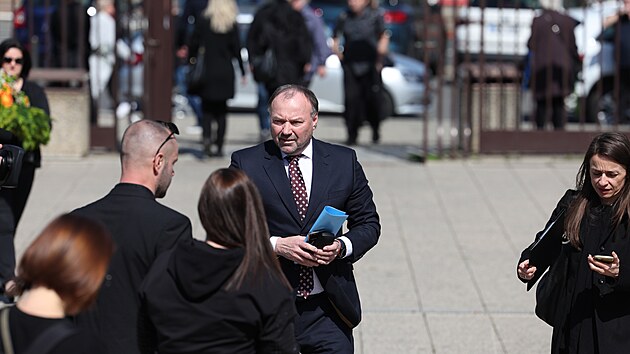 Posledn� rozlou�en� s u�itelem St�edn�ho odborn�ho u�ili�t� v pra�sk� Ohradn� ulici, kter� byl zavra�d�n. (13. dubna 2022)