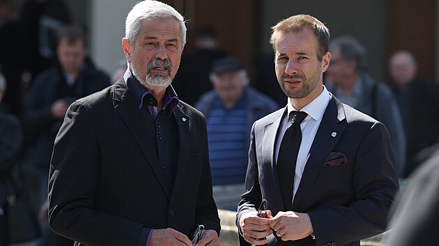 Posledn� rozlou�en� s u�itelem St�edn�ho odborn�ho u�ili�t� v pra�sk� Ohradn� ulici, kter� byl zavra�d�n. (13. dubna 2022)