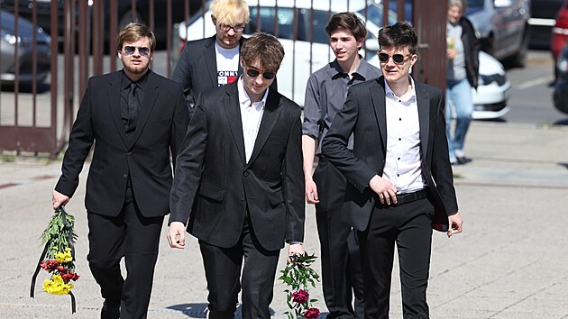 Posledn� rozlou�en� s u�itelem St�edn�ho odborn�ho u�ili�t� v pra�sk� Ohradn� ulici, kter� byl zavra�d�n. (13. dubna 2022)