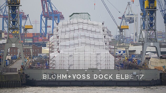 Luxusn jachta Dilbar v pstaviti v nmeckm Hamburku (13. dubna 2022)
